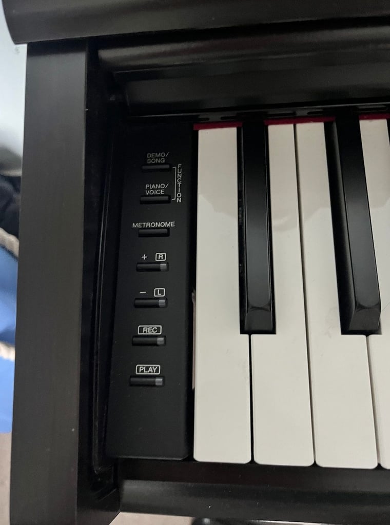 Beautiful Yamaha Arius YDP/144 Digital Piano 