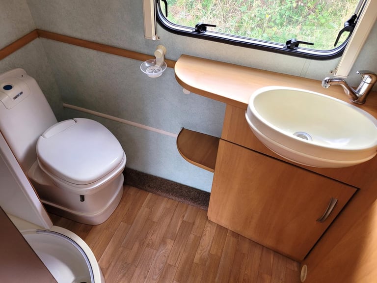 * SALE AGREED*Swift Fairway 590 2005 Twin Axle 6 Berth - Motor Mover, Fixed Bunk