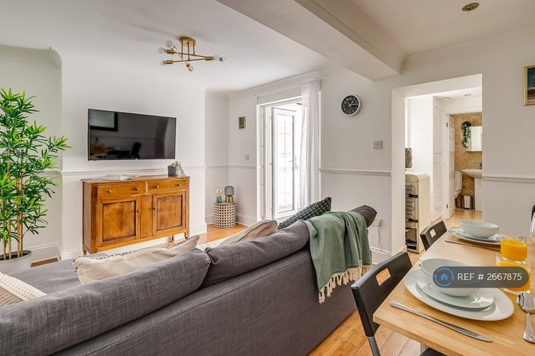 1 bedroom flat in Fairfield Road, London, E3 (1 bed) (#2667875)