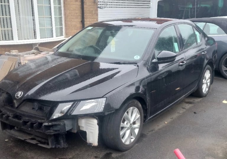 17 18 19 Skoda Octavia Breaking 1.6TDI 5E hatch Black facelift doors parts spares 