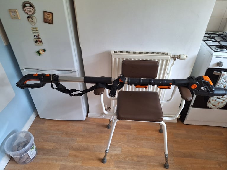 20v WORX extendable hedge trimmer 