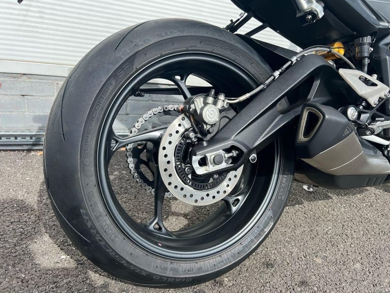 2025 Triumph Street Triple 765 RS PREMIUM COLOUR Petrol black 6 Speed
