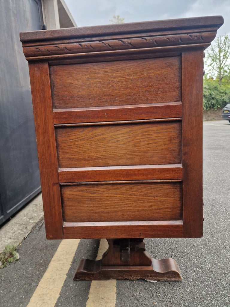 Oak sideboard/ chest of draws