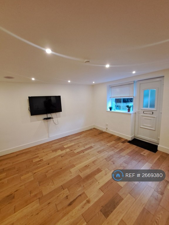 2 bedroom flat in Harrogate Road, Leeds, LS7 (2 bed) (#2669380)