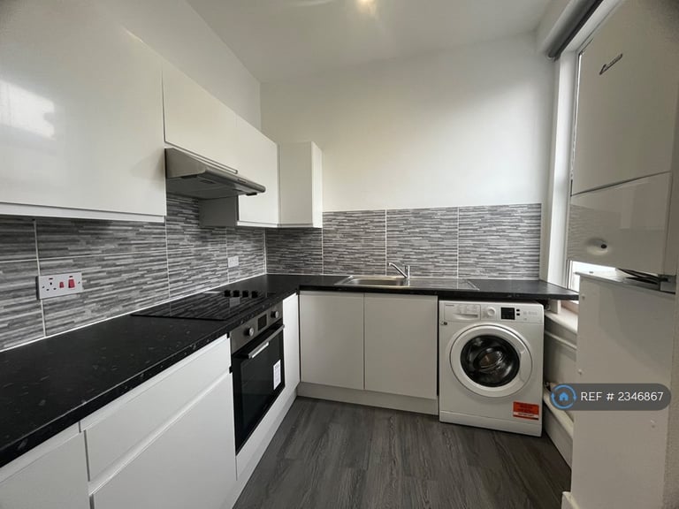 1 bedroom flat in Tooting High Street, London, SW17 (1 bed) (#2346867)