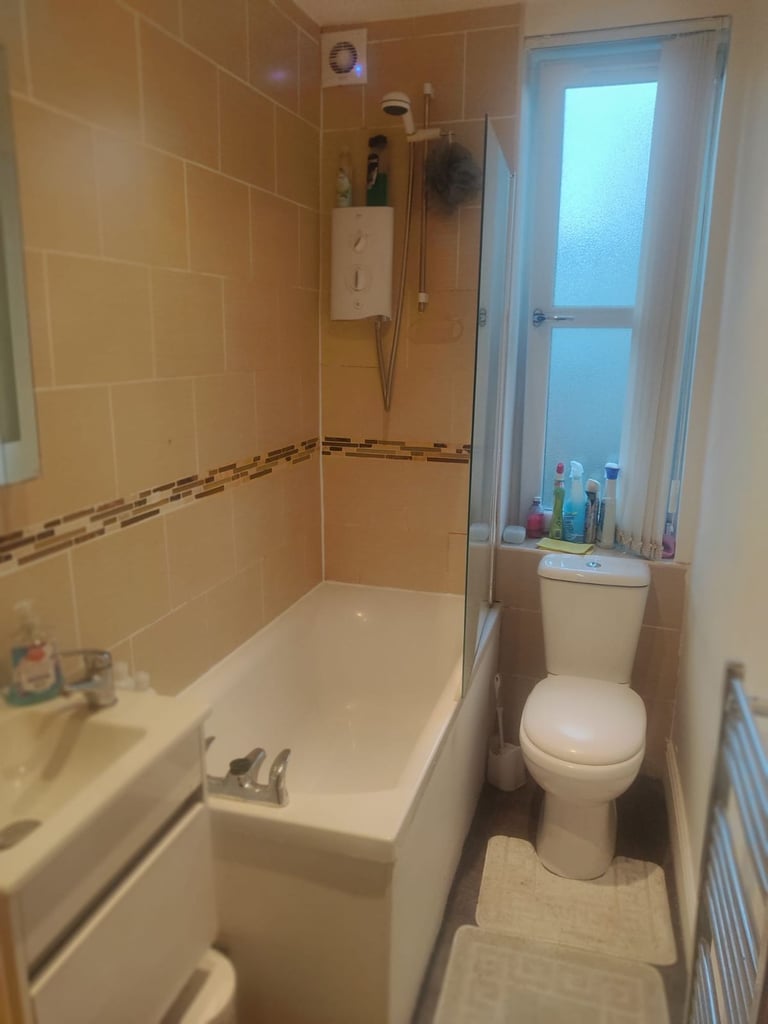 Lovely Double Room Recently within flat share in Holyrood, City Centre