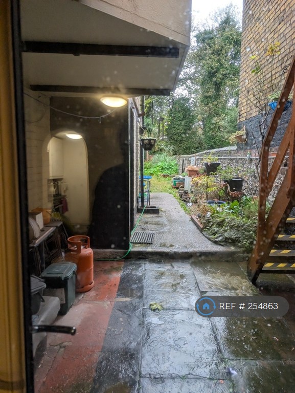 2 bedroom flat in Eastbrook Place, Dover, CT16 (2 bed) (#254863)