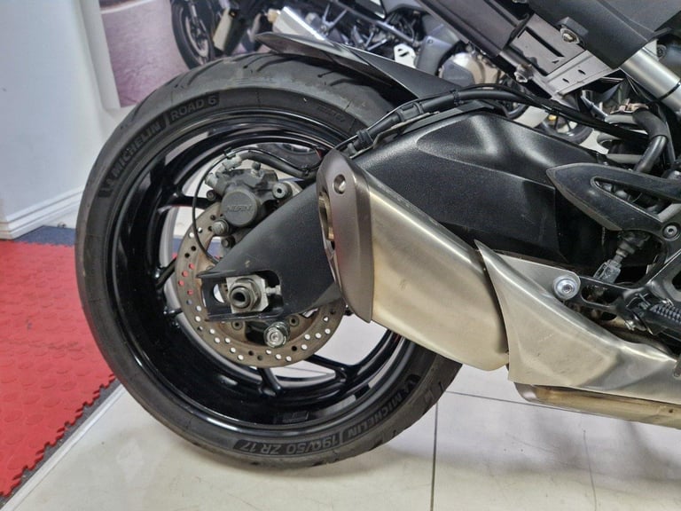 SUZUKI GSX-S 1000 IN GRAY
