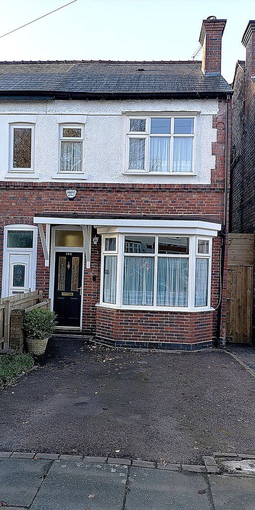 DSS only shared house - 2 mins to shops, quiet house & neighbourhood