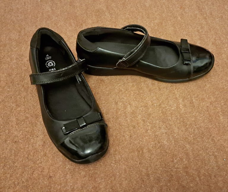 Girls patent toe and bow shoes 