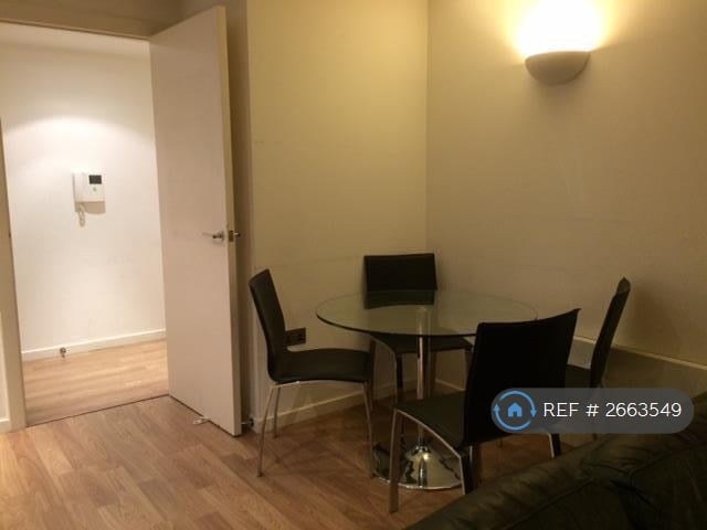 2 bedroom flat in Wellington Street, Leeds, LS1 (2 bed) (#2663549)