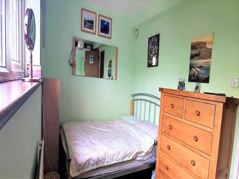 image for 🏠 Bright and cozy room available in the vibrant area of Mile End 