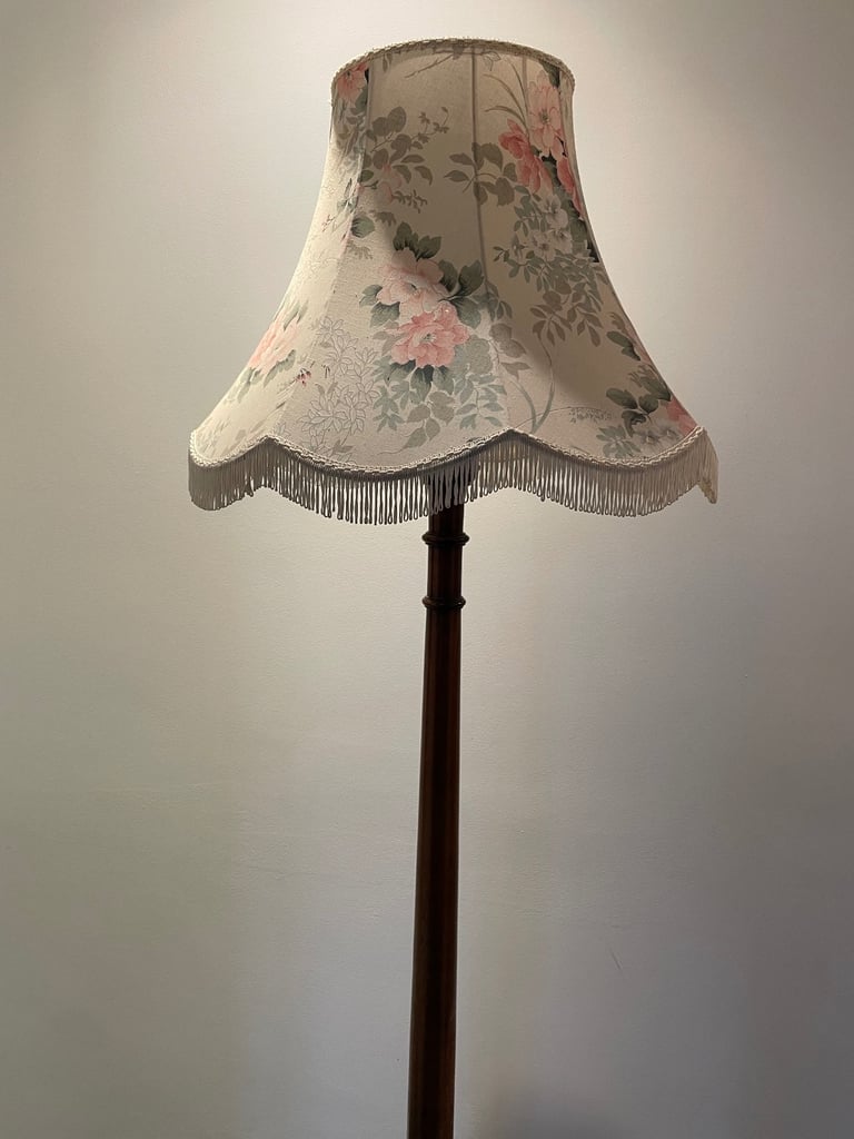 Standard lamp. Lampshade included. 