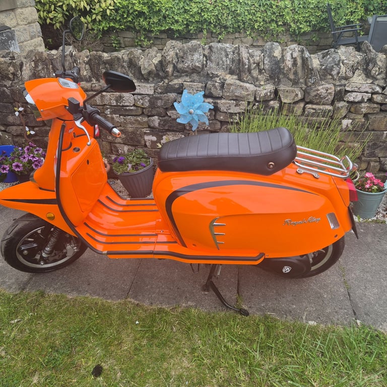 image for Royal alloy gt125 e5 scooter 