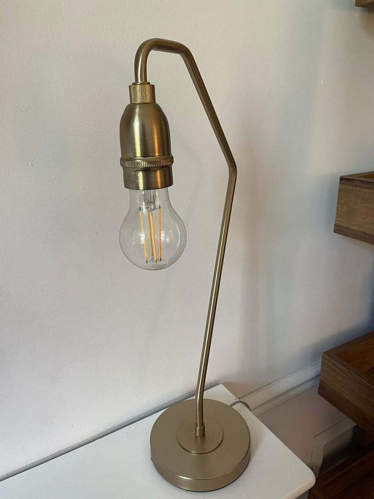 Exposed bulb lamp