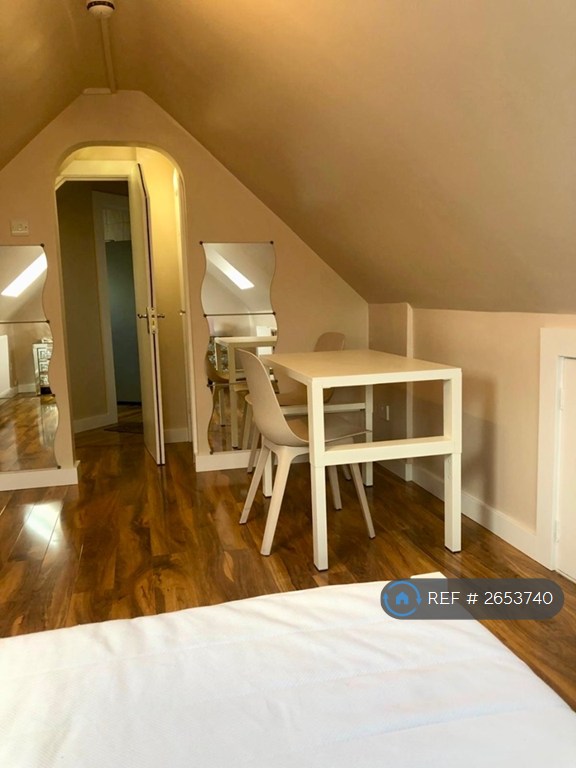 1 bedroom flat in Hendon Way, London, NW2 (1 bed) (#2653740)