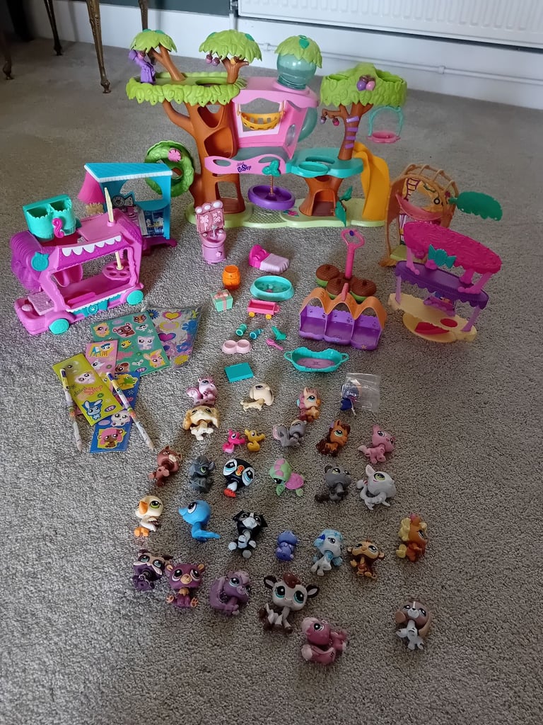 image for Littlest Pet Shop playset and figures bundle