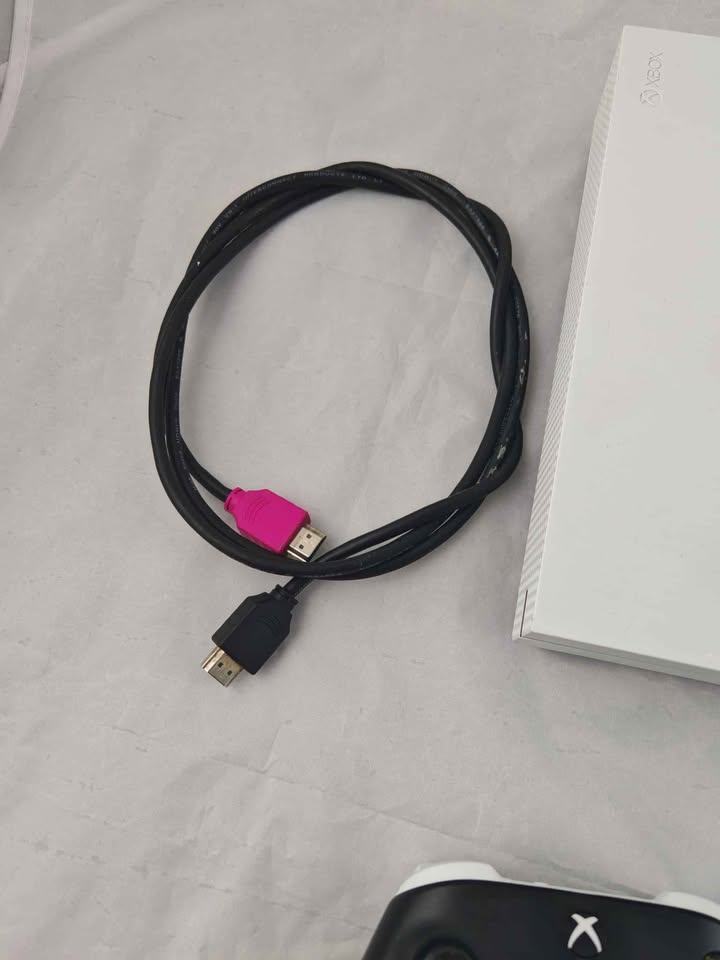 Xbox one S 1TB white 🤍 🐻‍❄️ + controller 🎮 + hdmi cable+ game 🎯