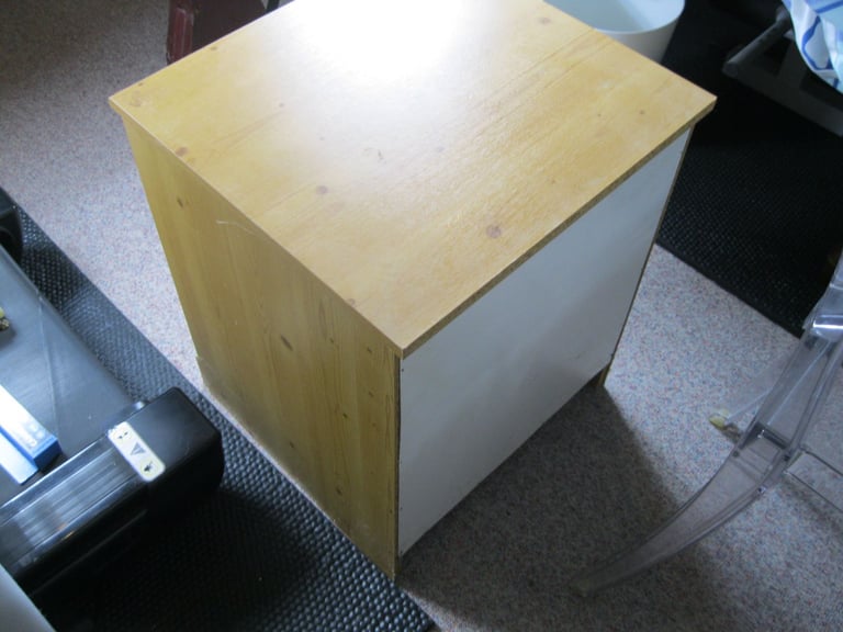3 DRAWER PINE BEDSIDE CABINET GUNNISLAKE PL18