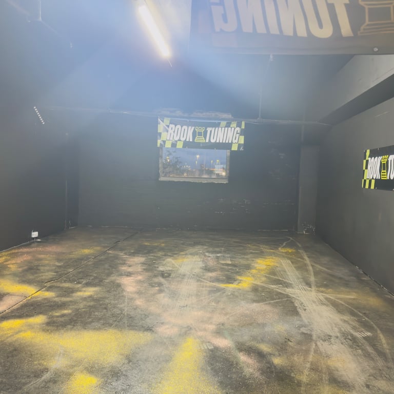 Warehouse to let / Unit to let / workshop / storage unit space  Amazon ebay 600 sq ft - 2000 sq ft