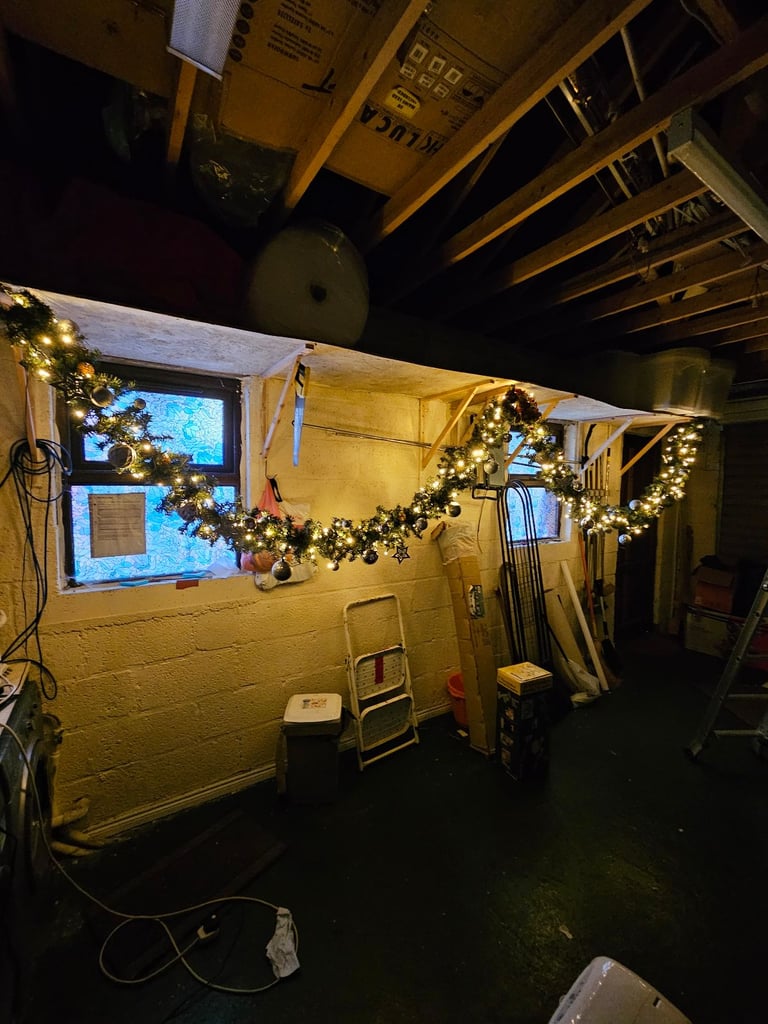20 Ft Christmas Garland with lights, Baubles and pine cones 