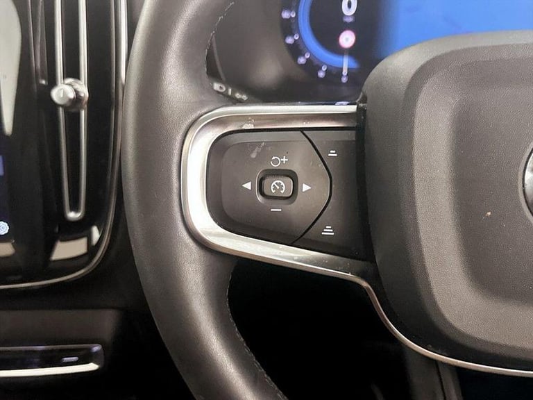 2023 Volvo XC40 2.0 B4 MHEV Ultimate DCT Auto Euro 6 (s/s) 5dr Automatic SUV Hybrid Automatic