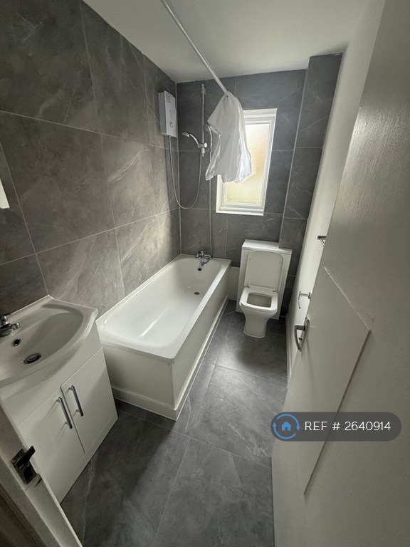 Studio flat in Linnet Close, London, N9 (#2640914)