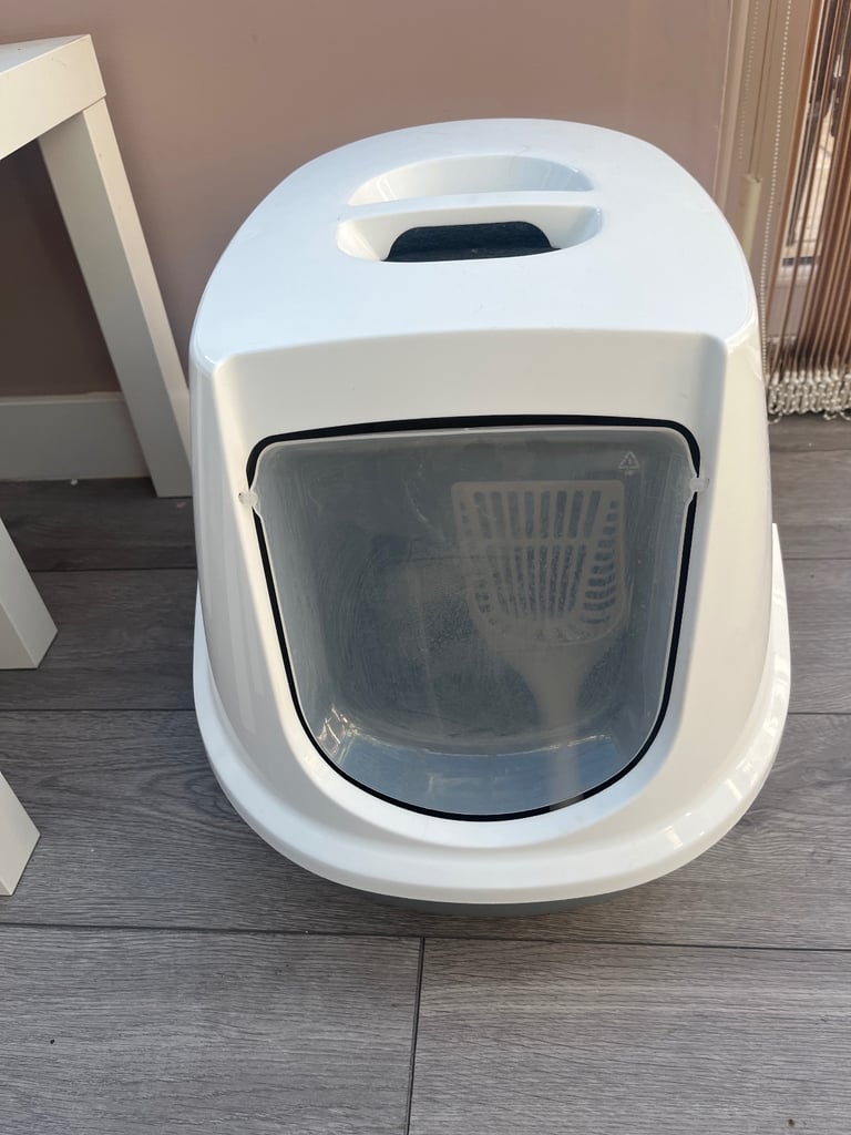 Cat litter enclosed tray