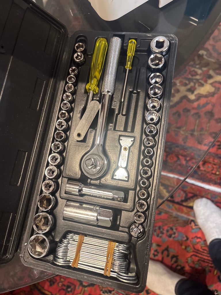 image for Socket set and knee pads 