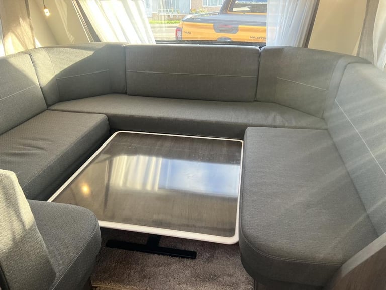 2024 HOBBY PRESTIGE 720 WQC 4 Berth fixed island bed End washroom