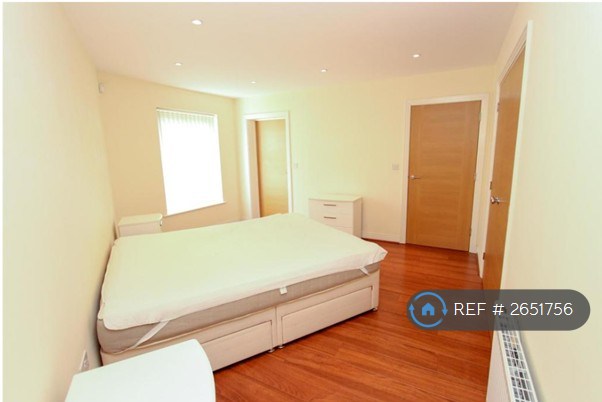 2 bedroom flat in Sentry House, Ickenham, Uxbridge, UB10 (2 bed) (#2651756)