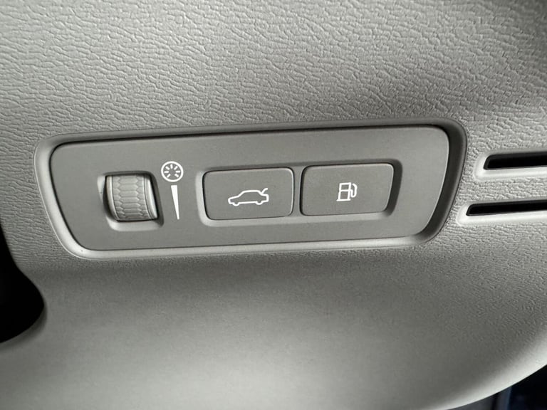 VOLVO XC40 1.5h T5 Recharge 10.7kWh Ultimate Dark Auto Euro 6 (s/s) 5dr 2023