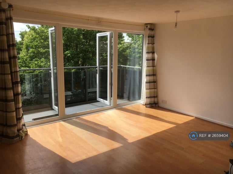 3 bedroom flat in Denham Close, Maidenhead, SL6 (3 bed) (#2659404)