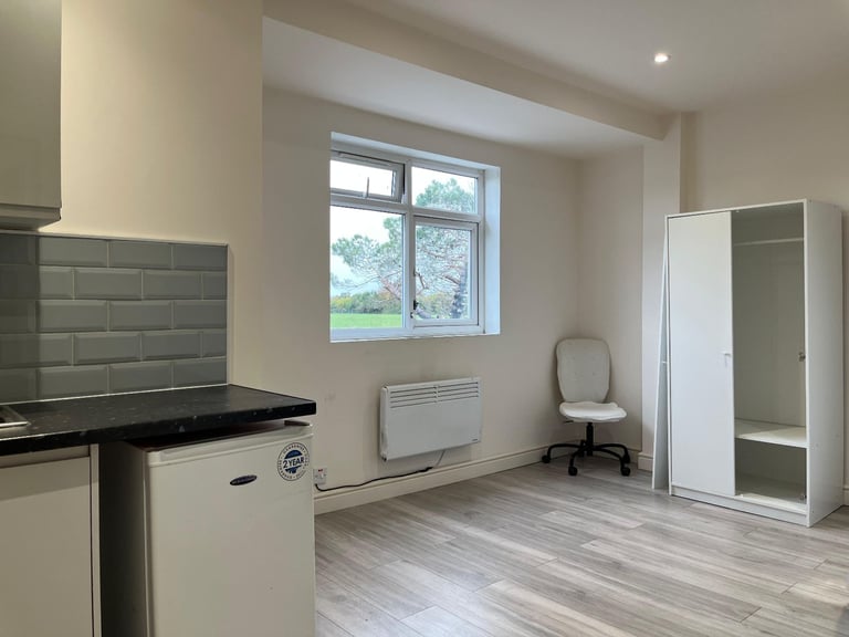 Large Self-contained Studio flat DSS WELCOME 