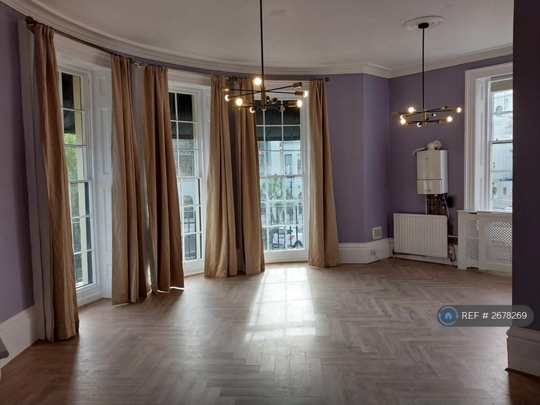 2 bedroom flat in Camden Crescent, Dover, CT16 (2 bed) (#2678269)