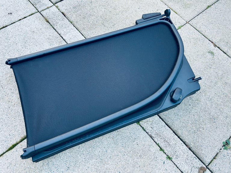 Wind deflector with carrying case