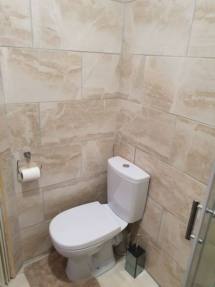Full Ensuite Bedroom- Newcastle City Center-650PCM-All Bills Inc-No agents