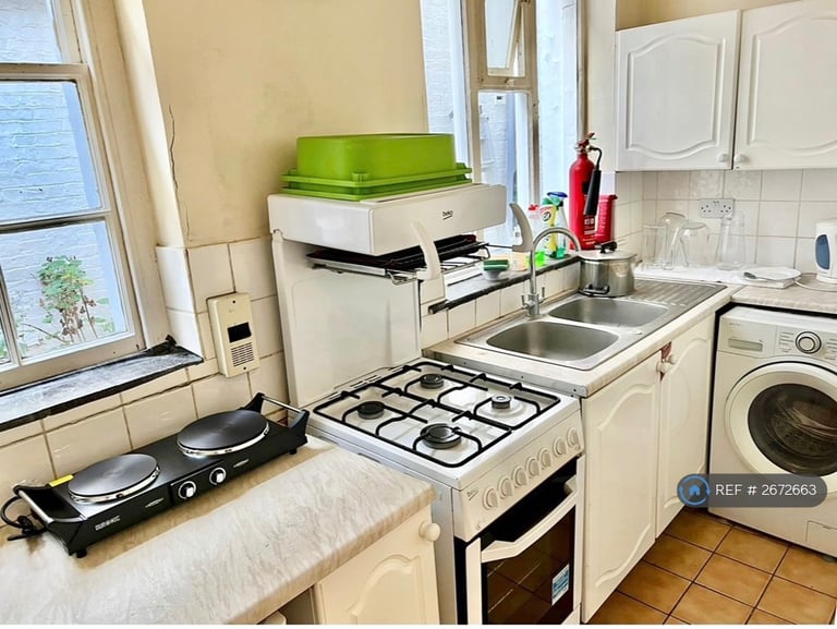 1 bedroom in Sussex Gardens, London, W2 (#2672663)