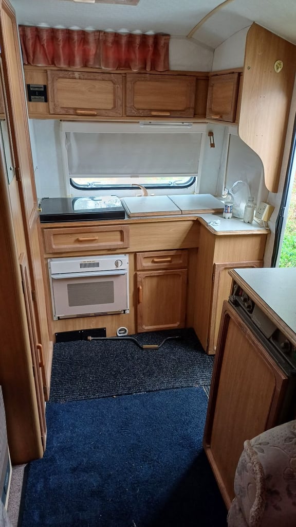 Avondale firefly 2 bearth caravan
