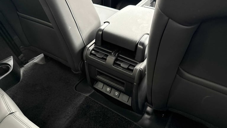 2025 Land Rover Defender 3.0 D250 X-Dynamic SE 90 3dr Auto ESTATE DIESEL Automatic