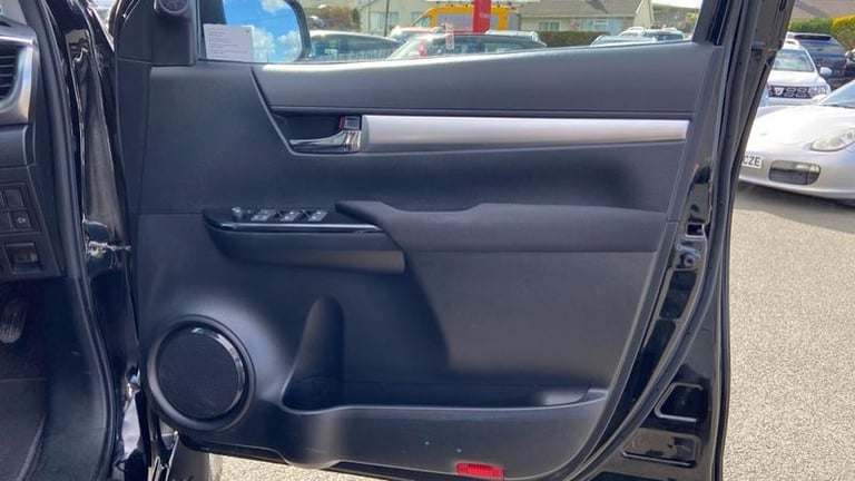 2019 Toyota Hilux 2.4 D-4D Invincible Pickup Double Cab 4dr Diesel Manual 4WD Euro 6 (s/s) (T Pic...
