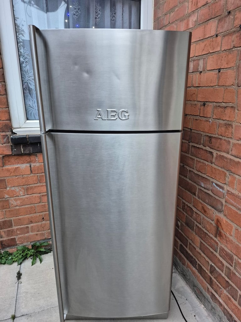 AEG FRIDGE FREEZER STAINLESS STEEL (IMMACULATE).