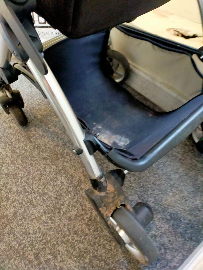 Silver Cross pram ( needs one part of the 5 point harness hence the price)