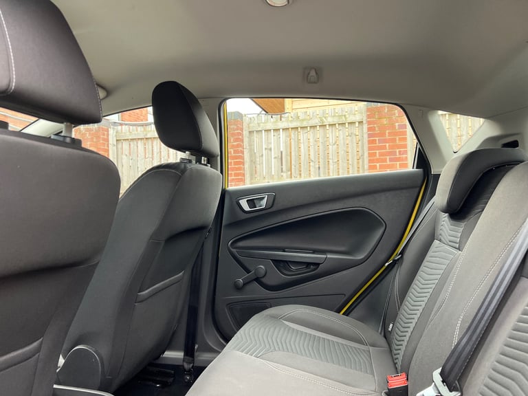 FORD FIESTA 1.25 ZETEC 5DR 11 MOT £35 TAX 2 F/KEEPERS!