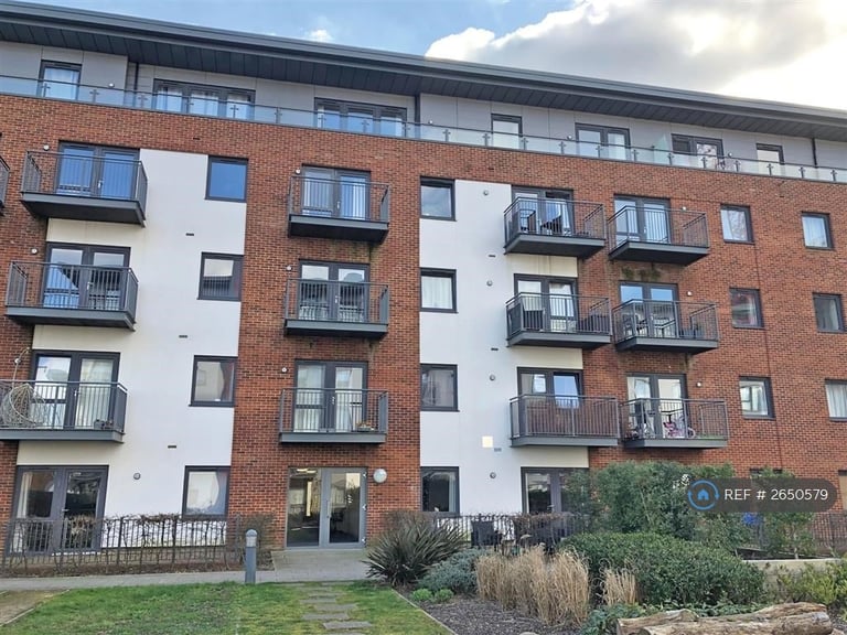 2 bedroom flat in Denyer Walk, Southampton, SO19 (2 bed) (#2650579)