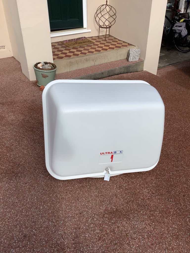 Motorhome rear storage box