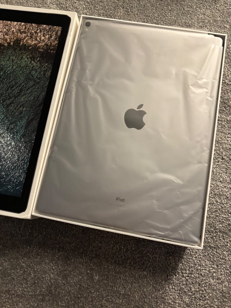 Apple iPad Pro 12.9” 2nd generation excellent condition 