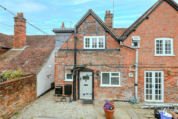 3 Bed Semi-Detached House, Icknield Cottages, RG89JG