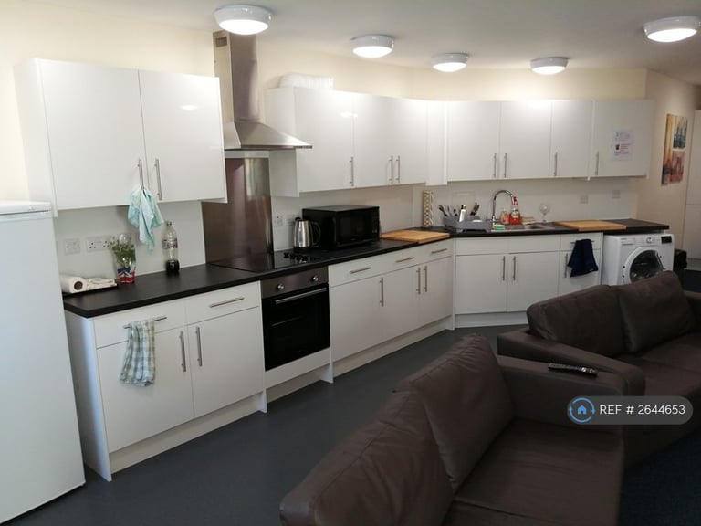 5 bedroom flat in Moss Yard, Leamington Spa, CV31 (5 bed) (#2644653)