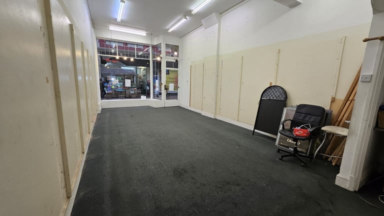 700 Sq foor shop to let in the beautiful Victoria Aracade in Walsall Town Centre